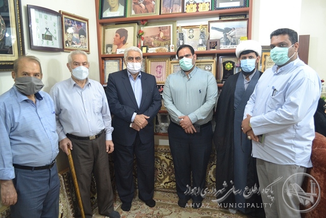  
  دیدار رئیس سازمان آرامستان ها با خانواده شهیدان طیبی