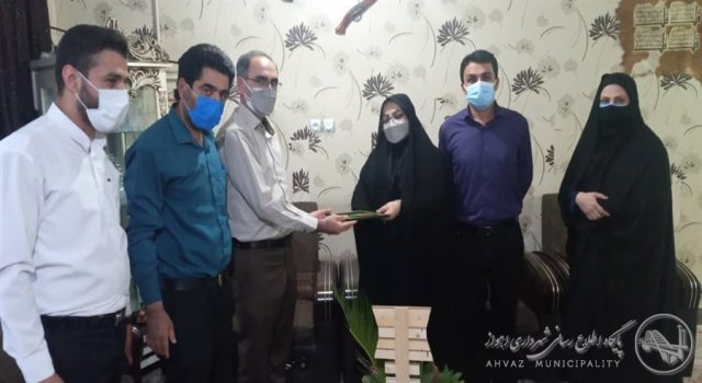  
  دیدار سرپرست منطقه هفت شهرداری اهواز با خانواده شهدا
