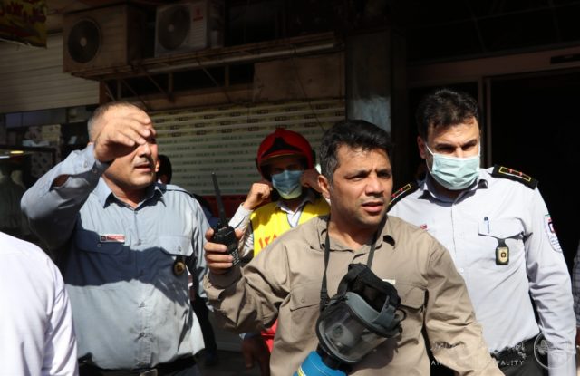  
  نجات 15 مسافر هتل از میان دود و شعله های حریق ساختمان هتل در چهار راه امام (ره)