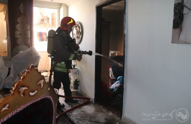  
  نجات 3 شهروند از میان دود و شعله های حریق توسط آتش نشانان اهوازی