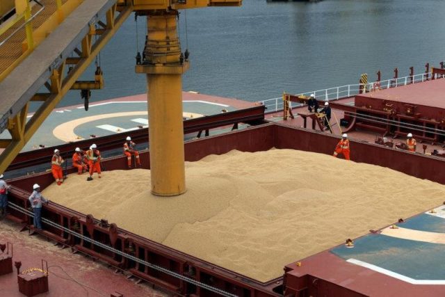 پهلوگیری کشتی ۵۰ هزار تنی حامل گندم در اسکله غلات بندر امام‌
