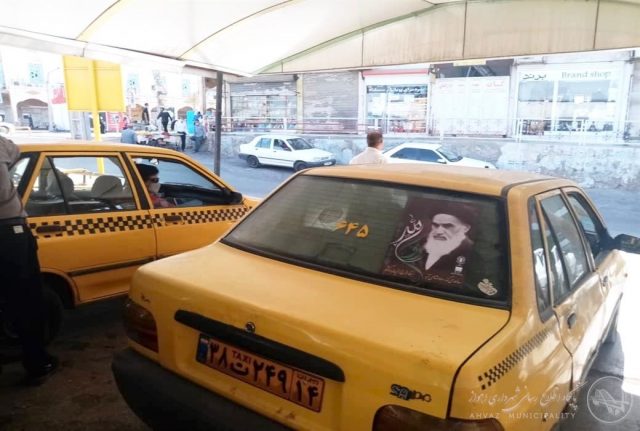  
  تاكسيهاي كلانشهر اهواز مزين به تمثال حضرت امام شدند