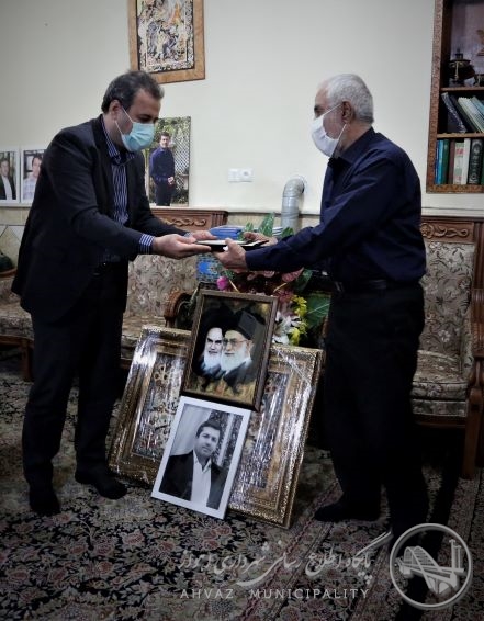  
  دیدار شهردار اهواز با خانواده شهید دکتر محمدرضا ممبینی