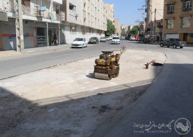 
  زیرسازی و ترمیم نوار حفاری شده خیابان دانیال کوی ملت در منطقه۳ در حال انجام است