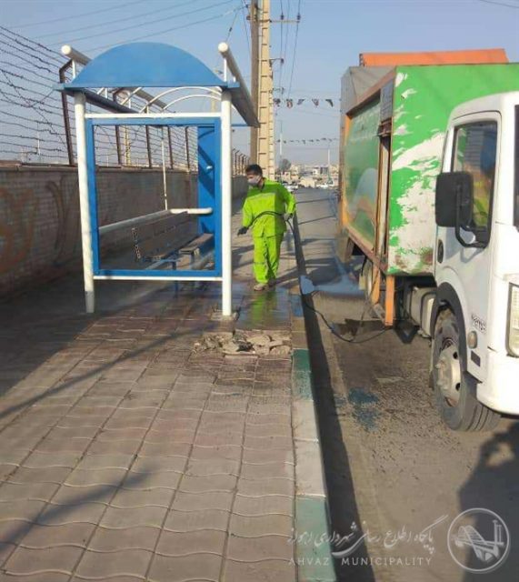  
  شست و شوی ایستگاه های اتوبوس و مخازن زباله در منطقه هفت