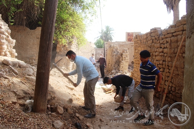  
  عملیات پیاده روسازی و کف سازی بافت تاریخی درمنطقه عامری اهواز آغازشد