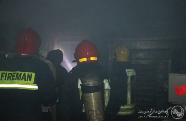  
  مهار آتش سوزی مغازه نان فانتزی در منطقه کوی ملت