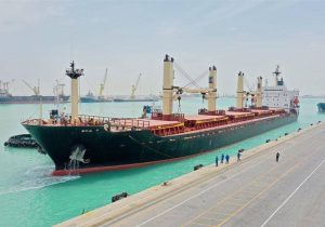 پهلوگیری کشتی اقیانوس پیما حامل برنج در بندر امام خمینی